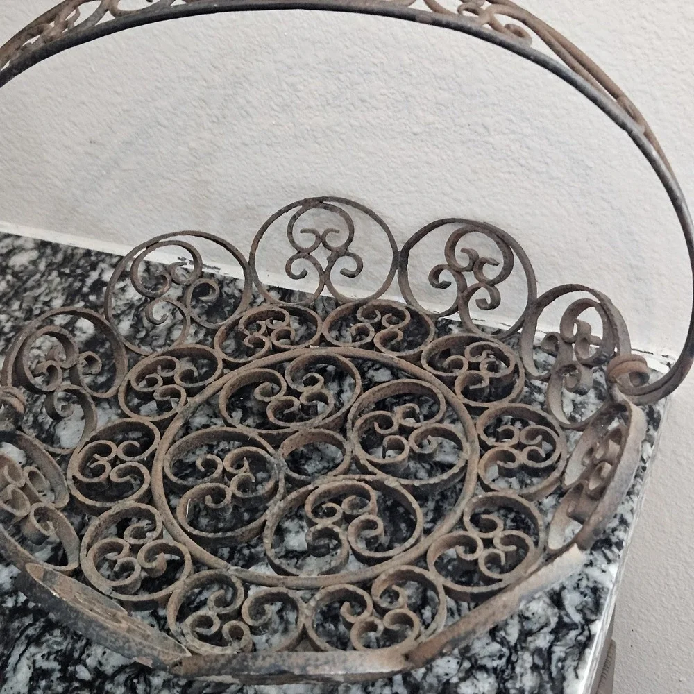 Vintage wrought iron brown fruit bowl basket decorative scrolled design w/handle